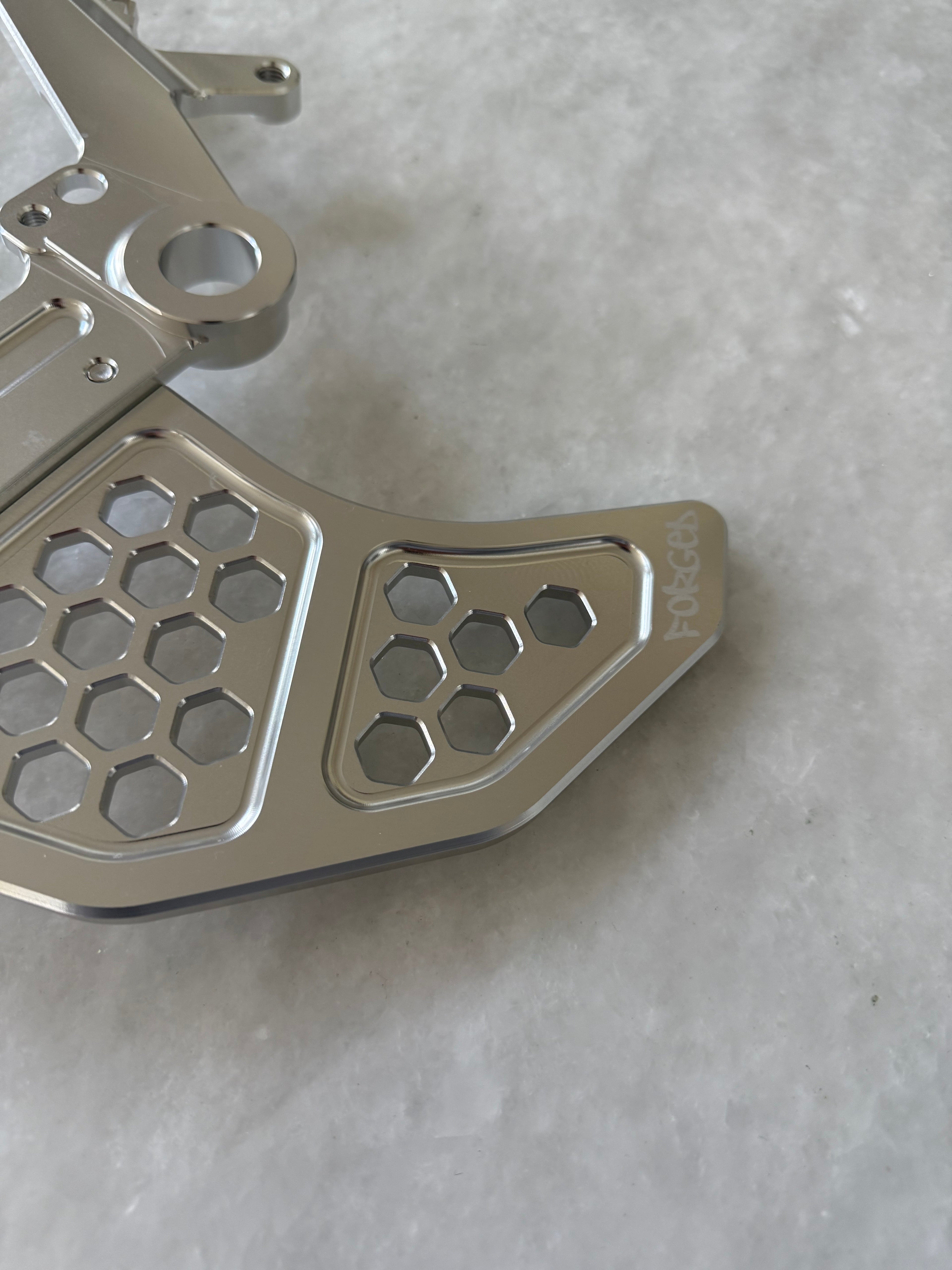 Metal Ultra-Bee Dual Caliper Mount